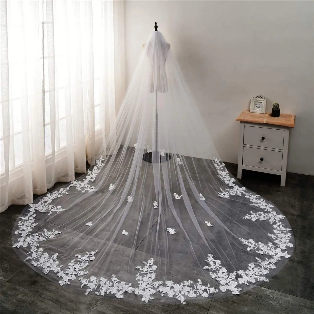 

Real Photos 3 Meter One Layer Wedding Veil With Comb White Bridal Veils Lace Edge Ivory Appliqued Cathedral Veil