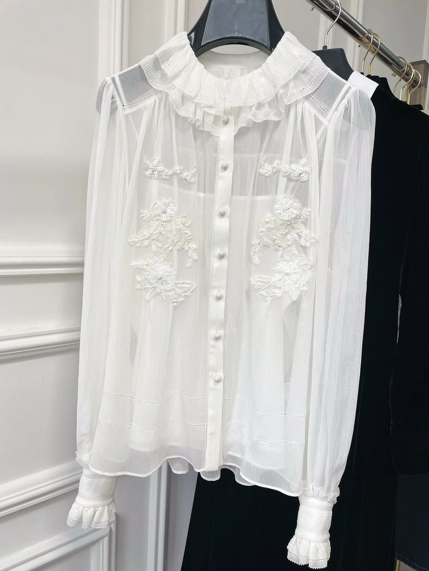 

New beaded embroidered shirt, pair of silk lace decoration, sweet age reduction, delicate and elegant, inside a small sling