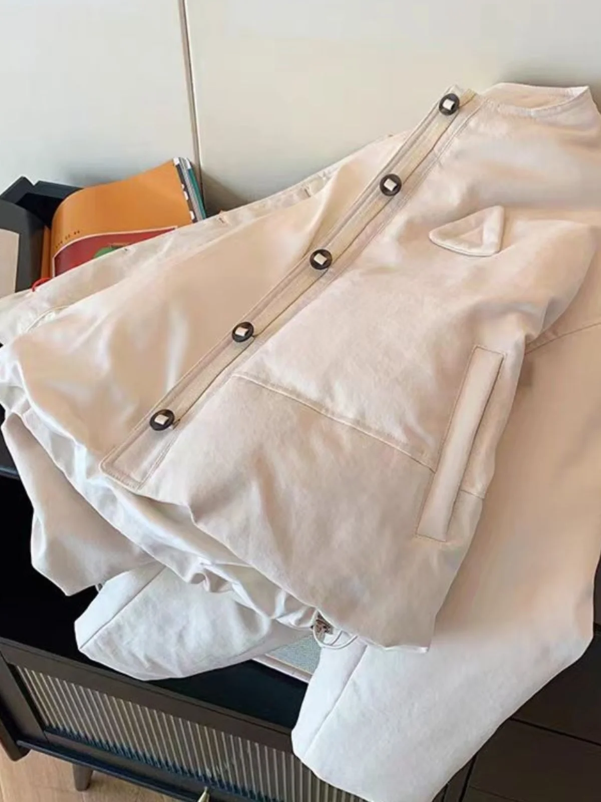 Кремово-белая утепленная куртка с круглым вырезом на хлопковой подкладке