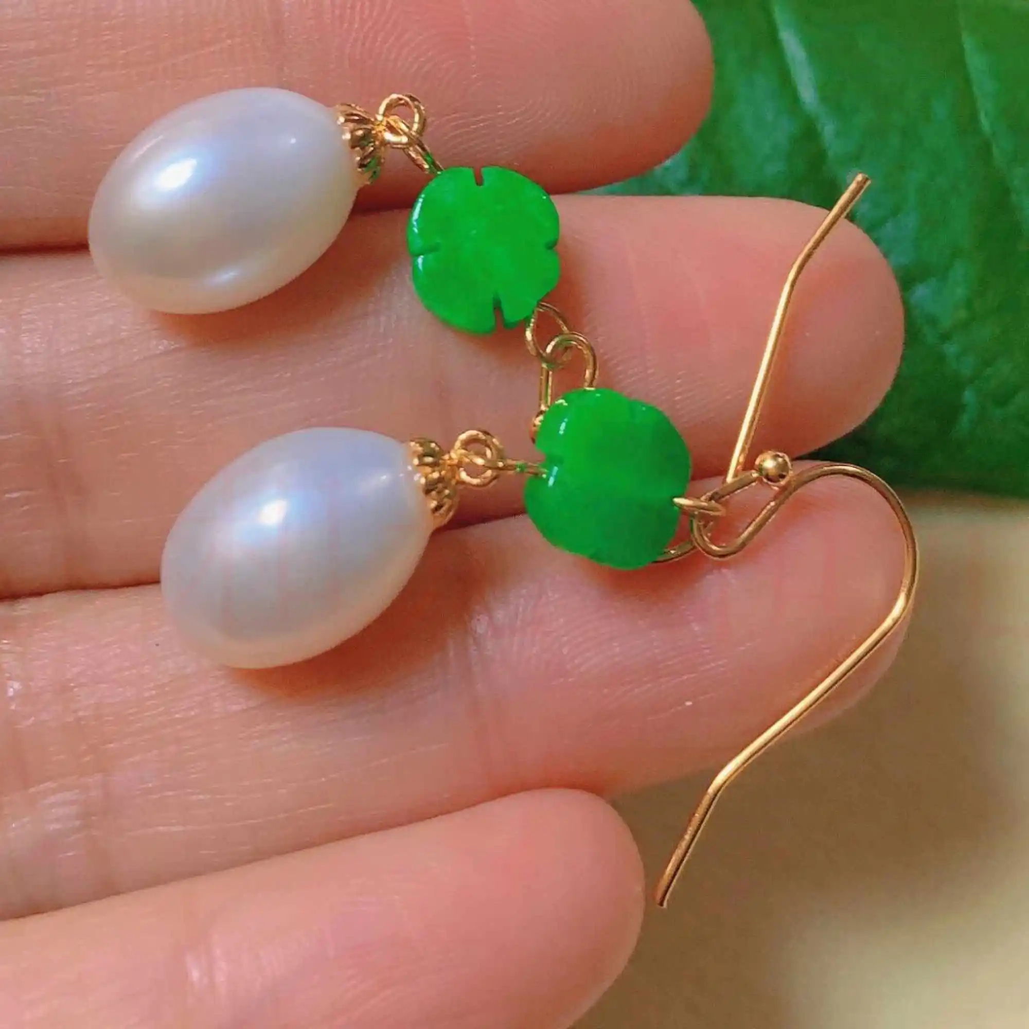 

Fashion white eggshell pearl green jade sculpture gold earrings Hook Ear stud New Year Fashion Diy Wedding VALENTINE'S DAY Gift