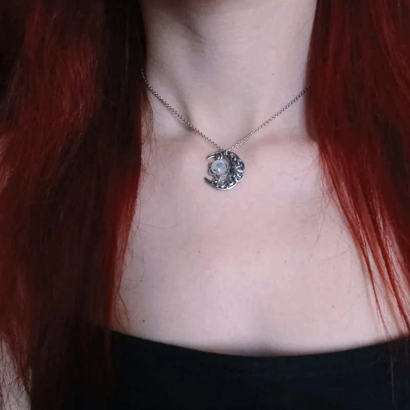 Fashion Creative Moon Necklace Retro Red Copper Pendant Hollow Enwind Moonstone Pendant Necklace for Women Jewelry