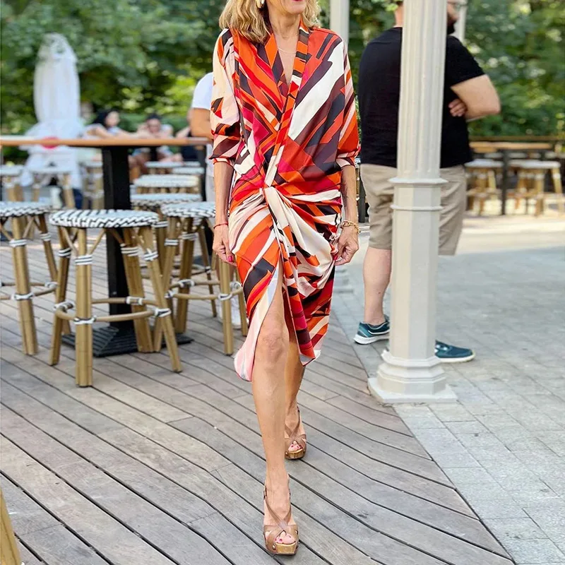 

Женское весеннее платье-рубашка с абстрактным отложным воротником