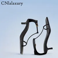 Женские босоножки на каблуке, модные кожаные сандалии в полоску с одним персонажем, элегантная простая обувь, шикарная обувь на тонком каблуке с квадратной головкой