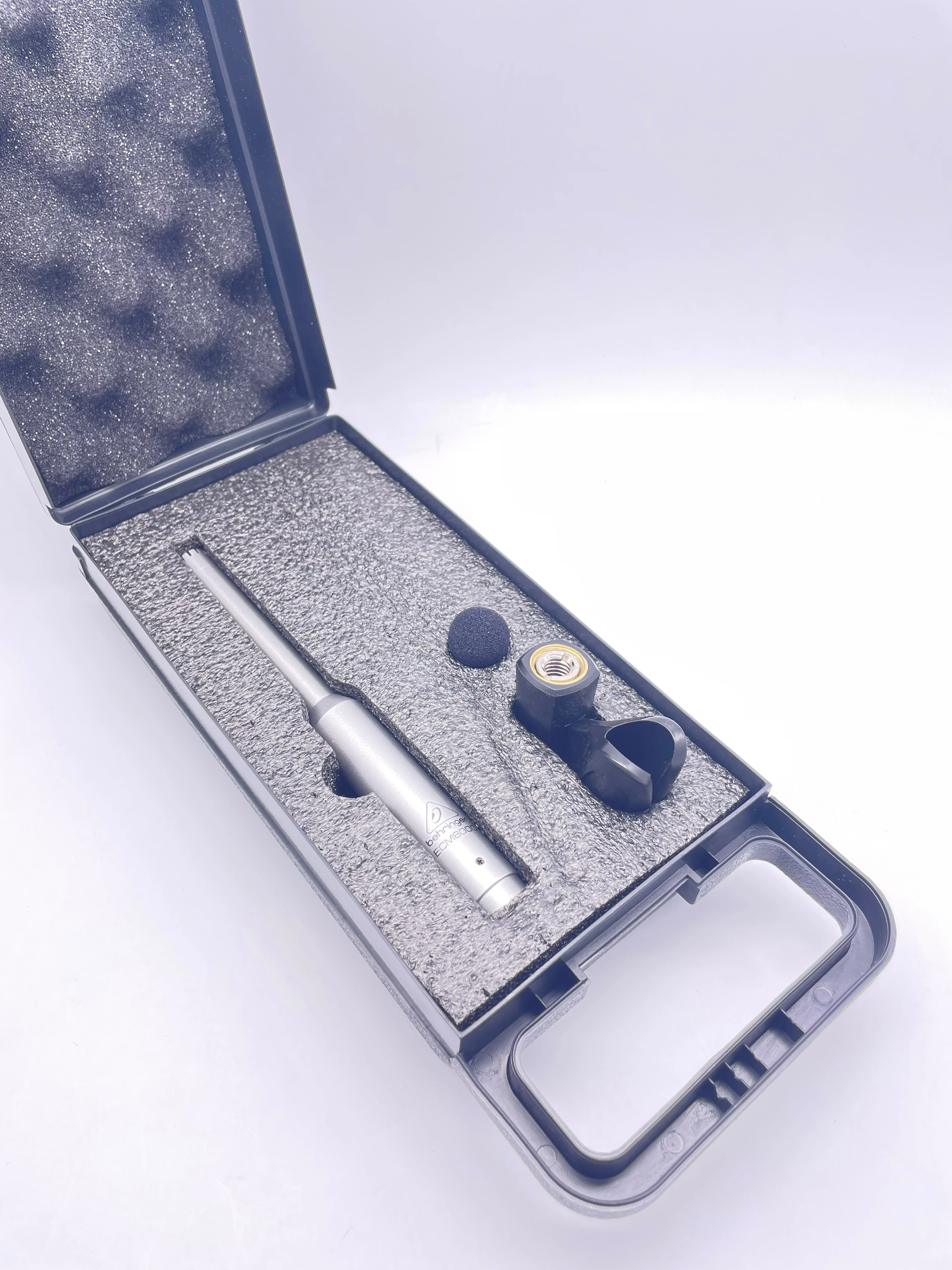 Профессиональный многонаправленный микрофон BEHRINGER ECM8000 для проверки емкости