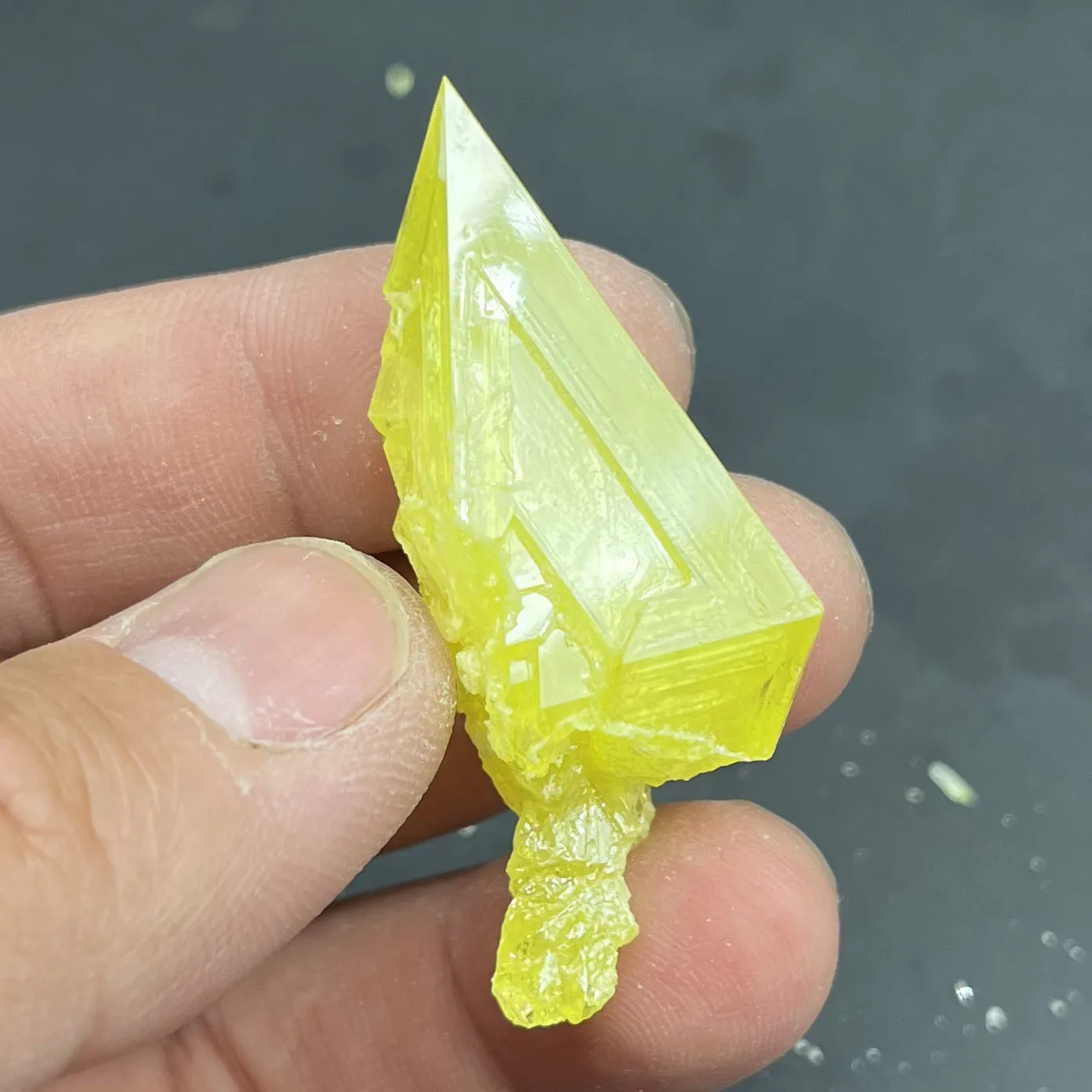 

Необработанный желтый кварцевый камень