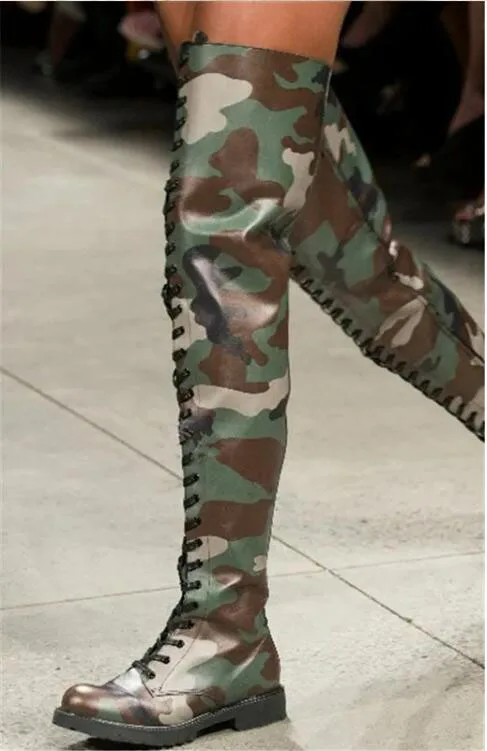 Сапоги женские выше колена кожа питона змеиная камуфляжные на плоской подошве