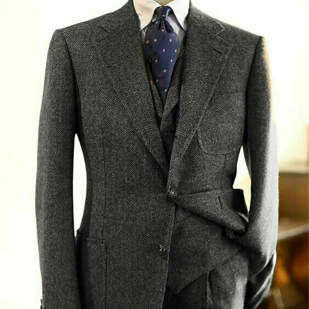 Костюм мужской облегающий из трех предметов пиковая однобортная куртка с