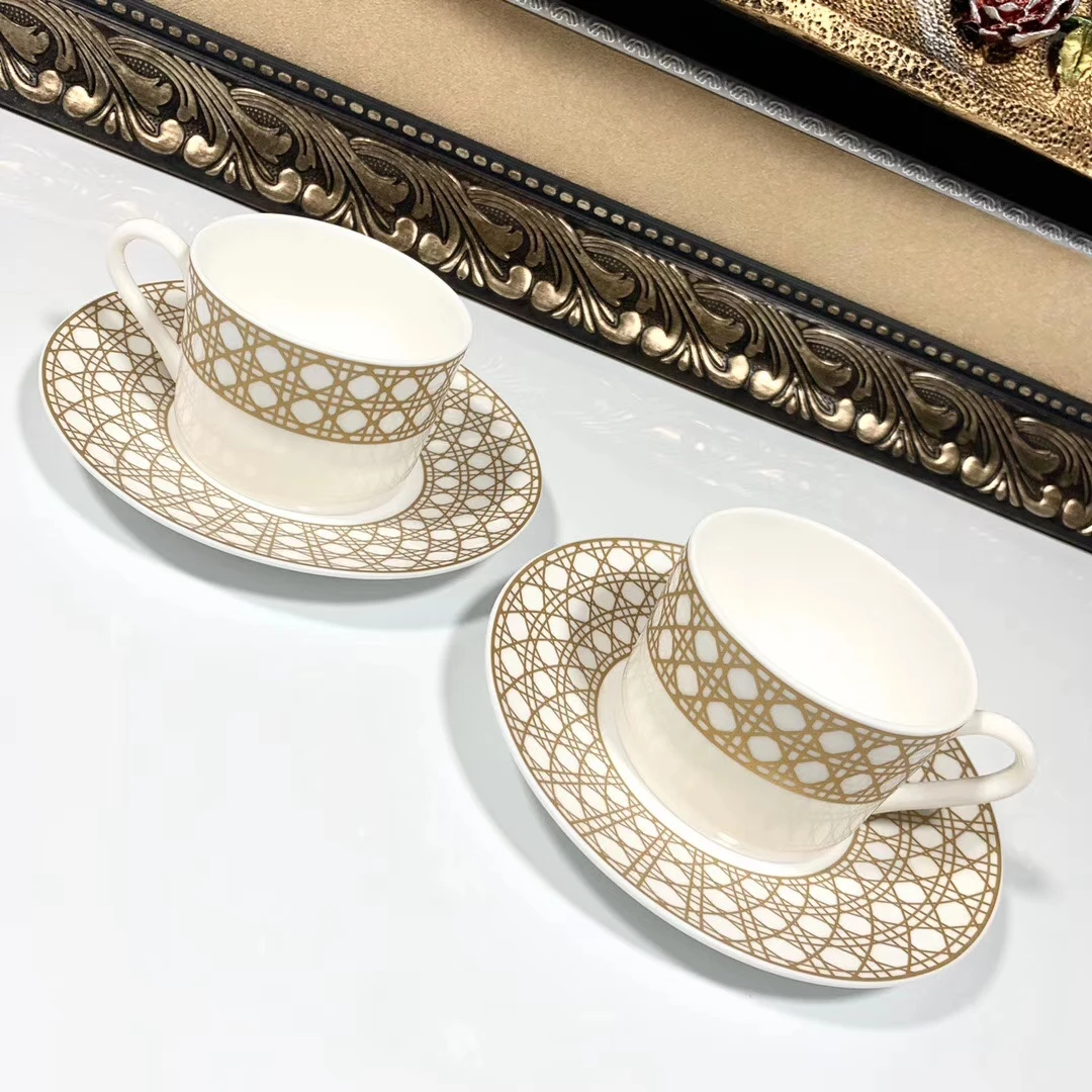 посуда диор. чайный сервиз диор. тарелки christian dior. тарелки диор новая коллекция. посуда dior.