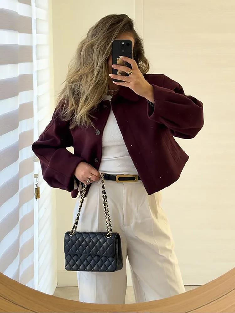 Женская однобортная куртка с лацканами и карманами однотонная длинным рукавом