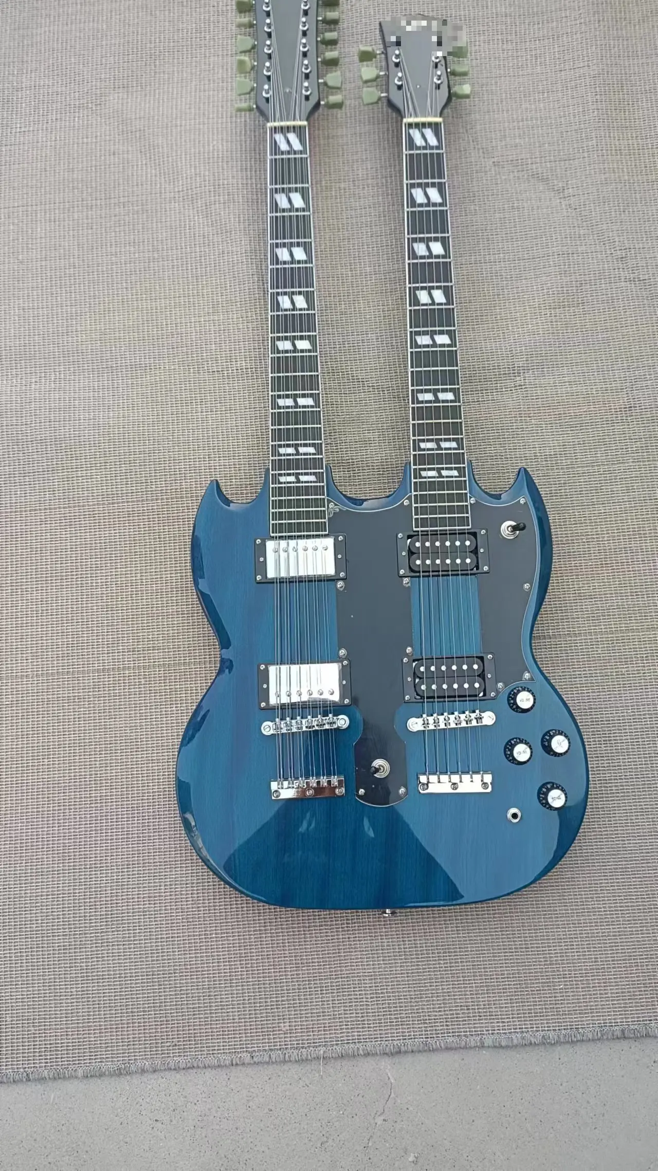 

Double head integrated electric guitar, high gloss, silver accessories, real shipping pictures, can be modified and customized,