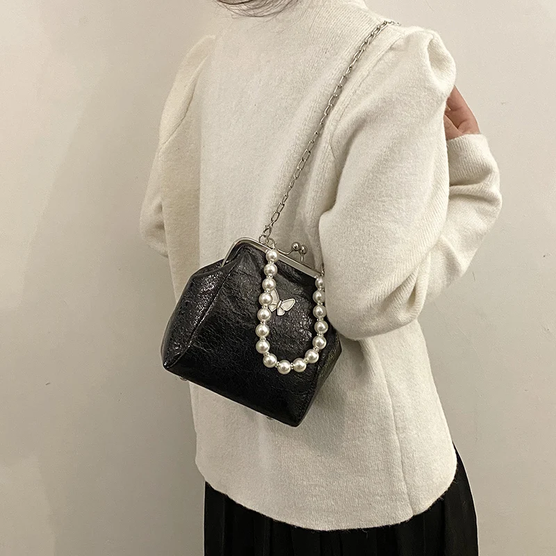 Pearl portable evening bag Butterfly decoration Clutch bag fashion women's shoulder bag Metal frame crossbody bag for women 2023