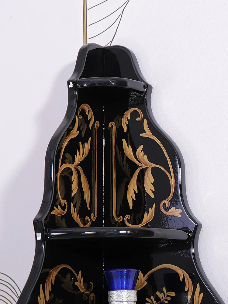 Угловой треугольный шкаф для хранения гостиной с рисунком