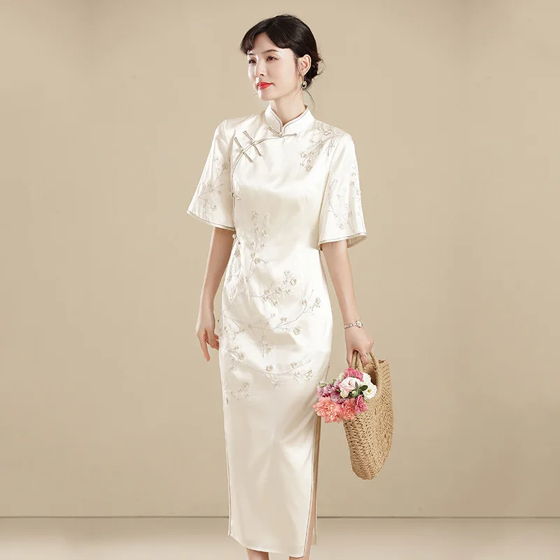 

Натуральный шелк тутового шелкопряда с трехмерной вышивкой цветение сливы высококачественный Чонсам в национальном стиле приталенное дли...