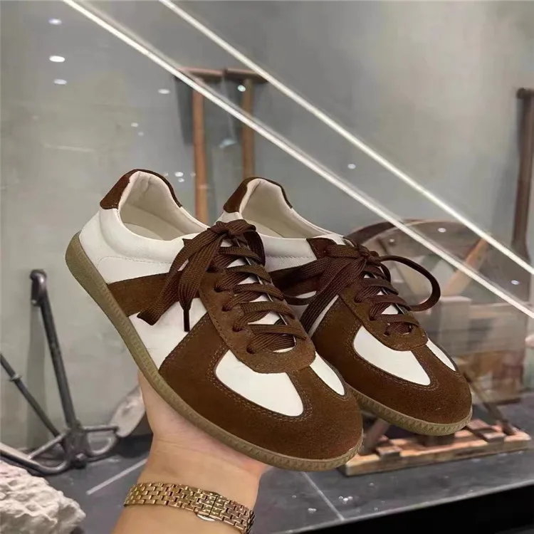 Женские кроссовки на плоской подошве