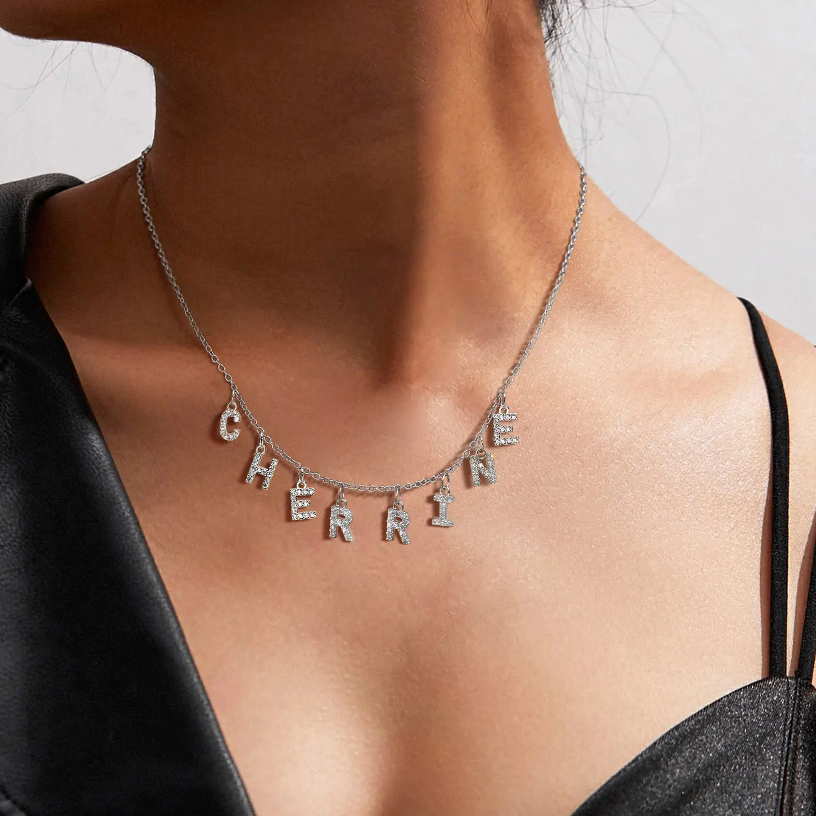 Collier avec nom personnalisé avec initiale pour femmes et mamans, pendentif avec lettres pavées de breloques, maillon de chaîne en acier inoxydable réglable