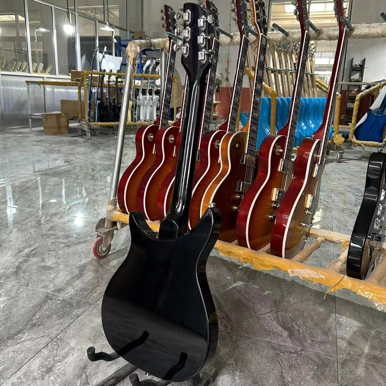 Электрогитара Rickecker 325 мост системы R Tail черный цвет корпус из красного дерева