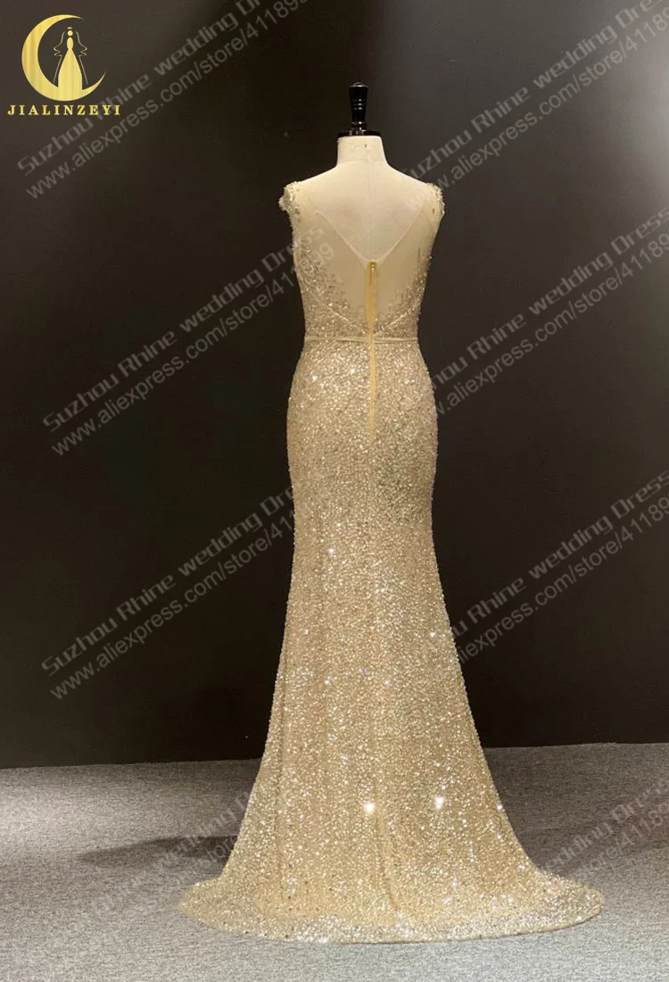 Рисунок 5 - Женское платье с блестками и ю