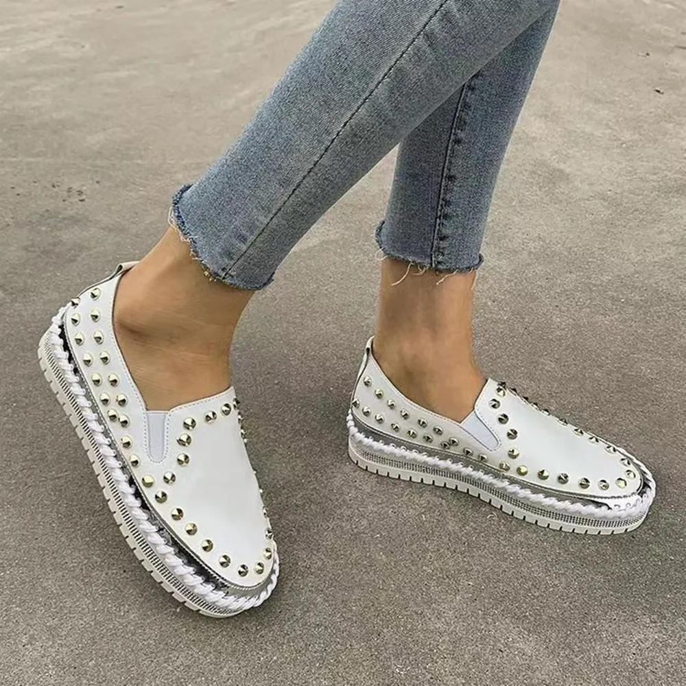 Women Flats Shoes Casual Studded Flats Luxury Brand Rivet Loafers Unisex Shoes Slip on Big Size 41 42 43 Spikes Studded