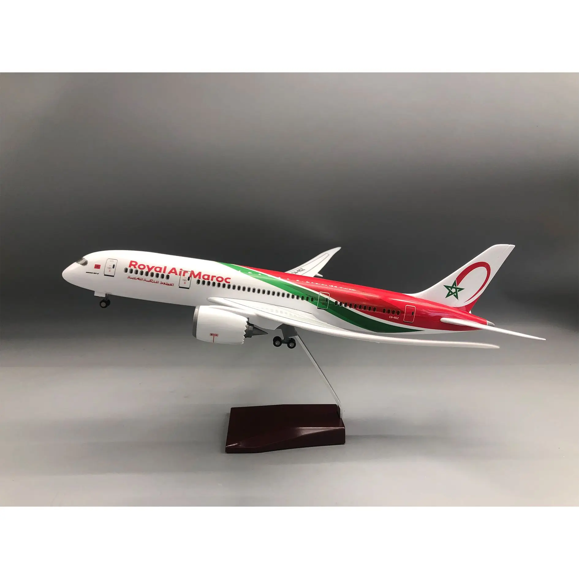 Фото Масштабная модель самолета Royal Air Maroc 787 (1:130) с подставкой, сувенир для взрослых авиационных энтузиастов, подарок, декор для дома или офиса №1