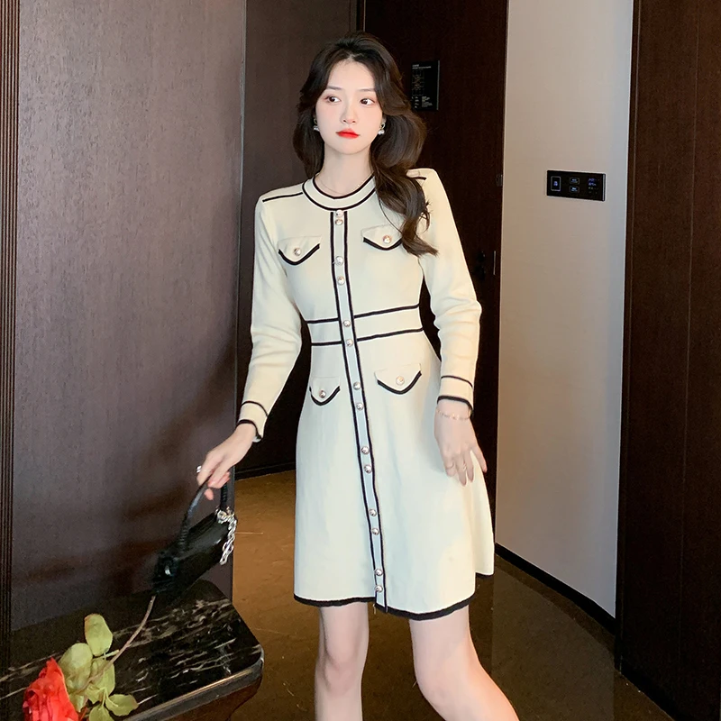 

Трикотажное платье-трапеция на пуговицах, с круглым вырезом