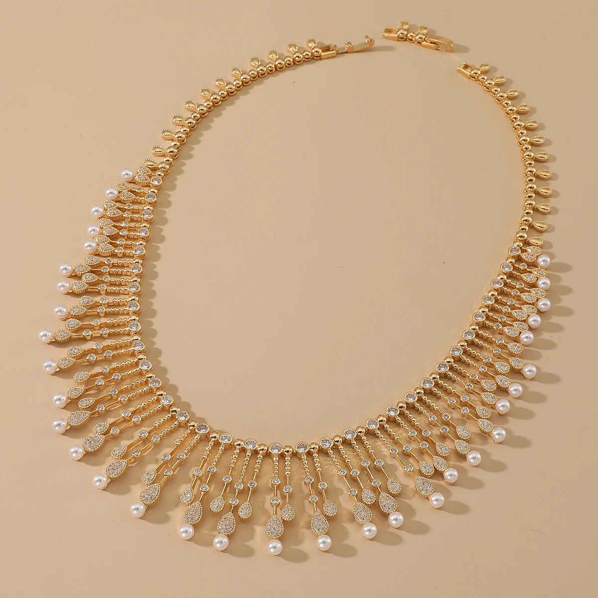 Комплект из колье браслета кольца и сережек