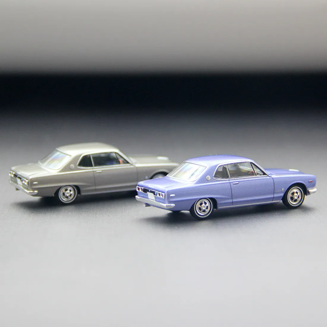 Фото Оригинальная модель автомобиля Tomytec Tomica Limited Vintage NEO LV-N357b Nissan Skyline Hardtop 2000GT Lavender Metallic 1971, масштаб 1/64, литая под давлением. №4