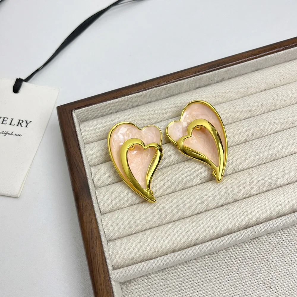 Темпераментные эмалированные двухслойные полые серьги-капли в форме сердца для