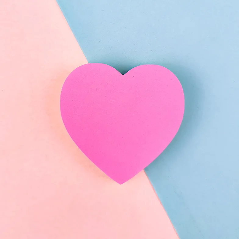 Липкие заметки с сердечками и стрелами