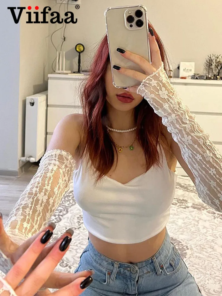 

Женский летний укороченный топ на тонких бретельках с кружевным рукавом