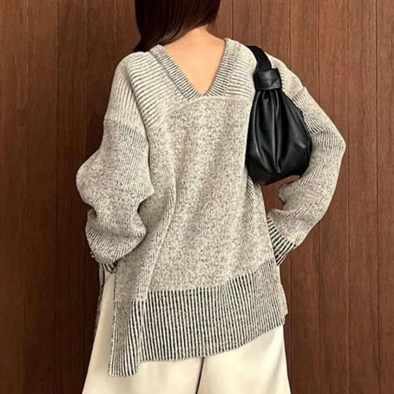 Женский трикотажный свитер с разрезом спереди и сзади длинным рукавом