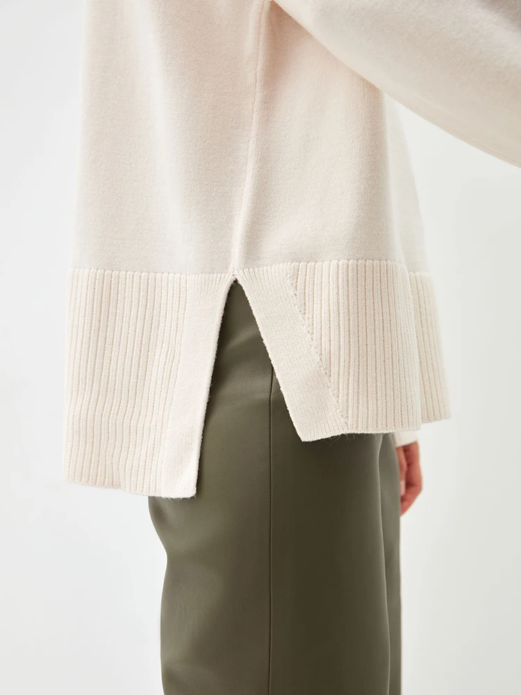 Свитер женский осенне-весенний однотонный свободного кроя с высоким воротником