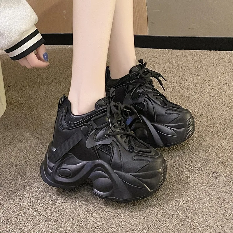 Женские кроссовки на массивной подошве универсальные удобные из дышащей