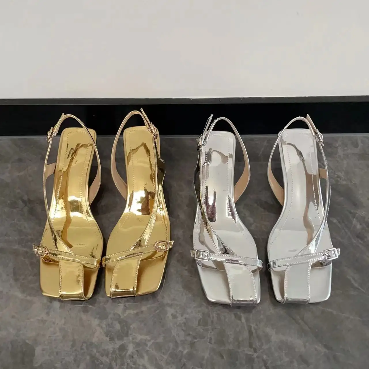 Туфли Tabi женские с закрытым носком боковые пустые однослойные сандалии пряжкой