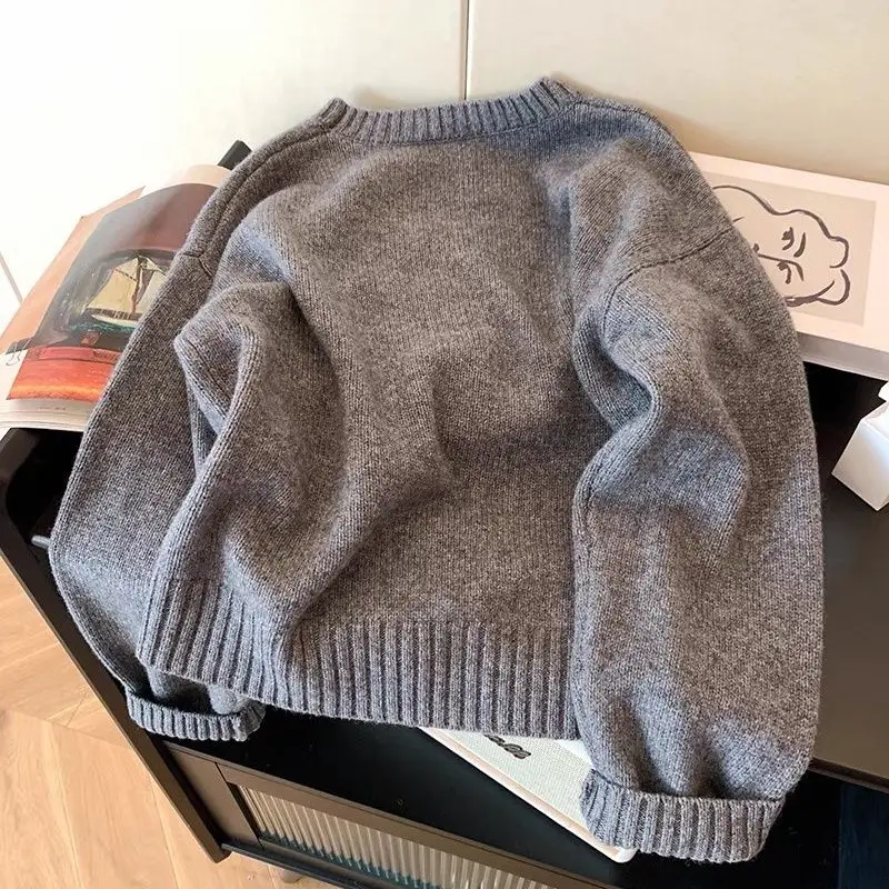 Винтажный серый джемпер с круглым вырезом и буквами из бисера