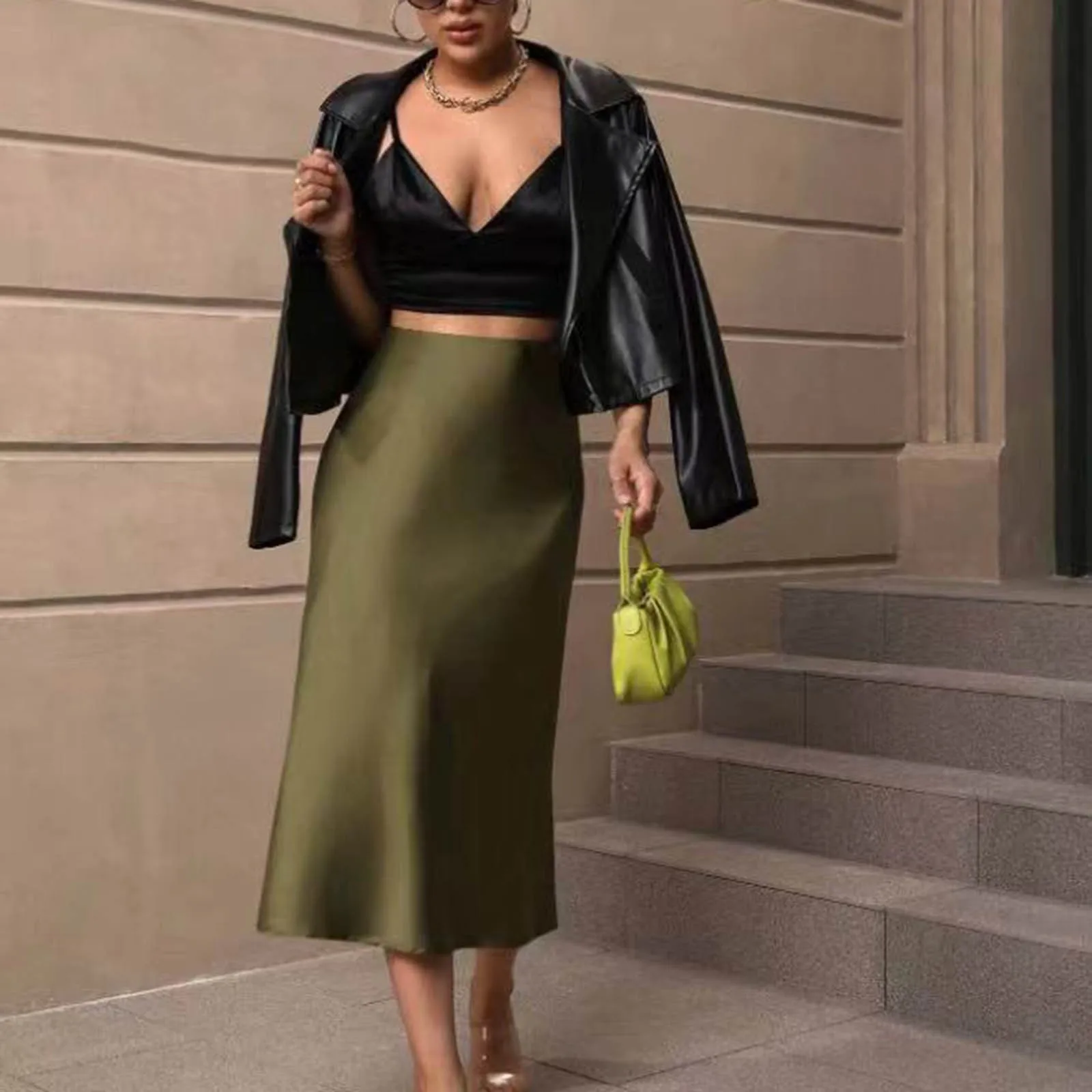 Атласная облегающая юбка средней длины