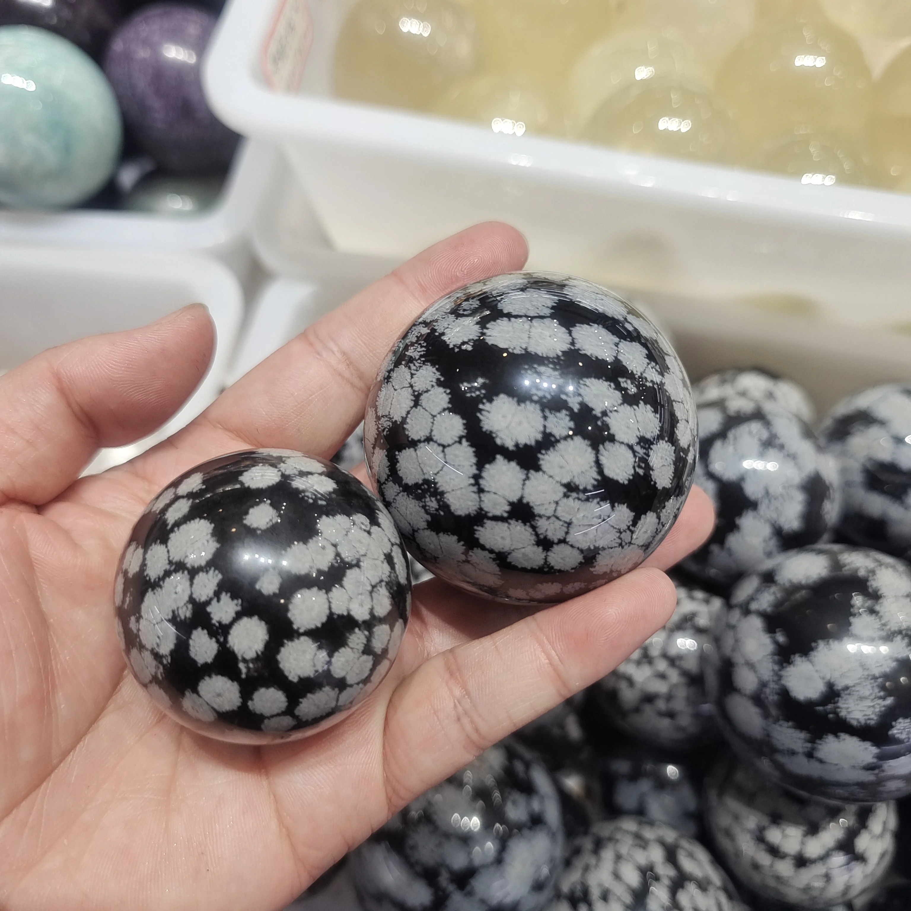 

Natural Black Snow Stone Ball Hand Polished Crystal Energy Healing Home Office Decoration Craft Gifts Feng Shui Ornaments