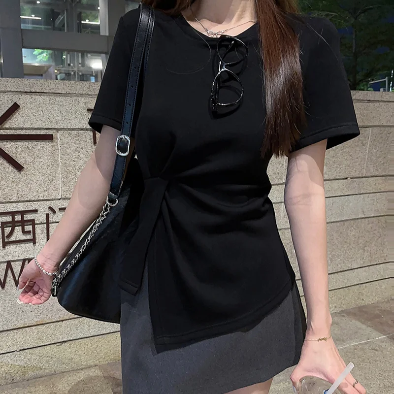 Женские футболки с коротким рукавом и нерегулярным боковым разрезом