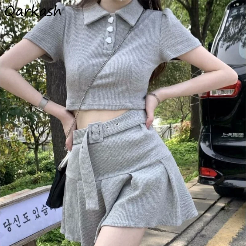 

Женский облегающий комплект, модный летний топ с пуговицами в форме сердца в стиле преппи, плиссированная юбка, шикарная Повседневная однотонная спортивная одежда с высокой талией