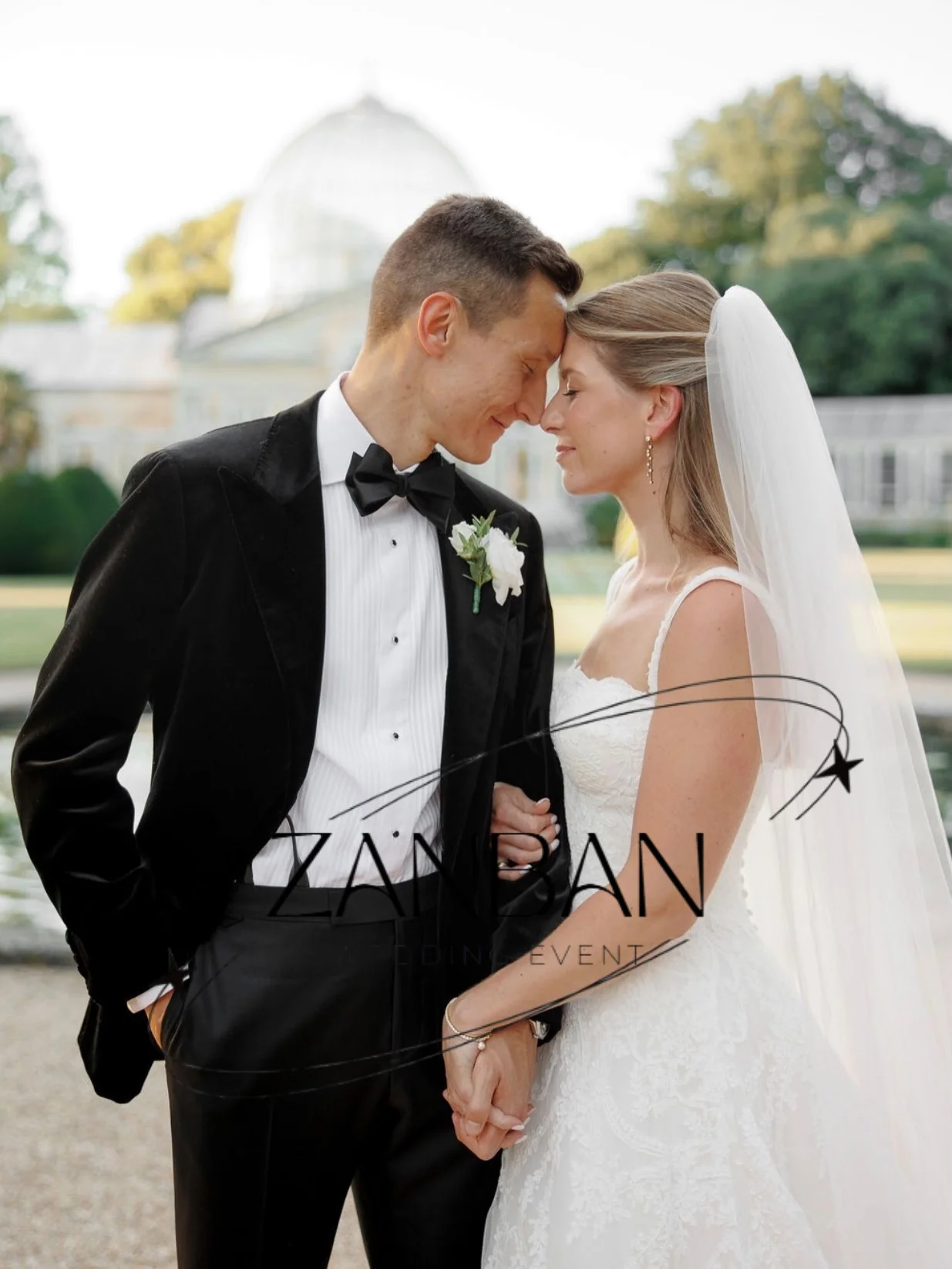 Фото Изысканное свадебное платье ZanBan на тонких бретельках с кружевом и шлейфом, индивидуальный пошив для невесты. №5