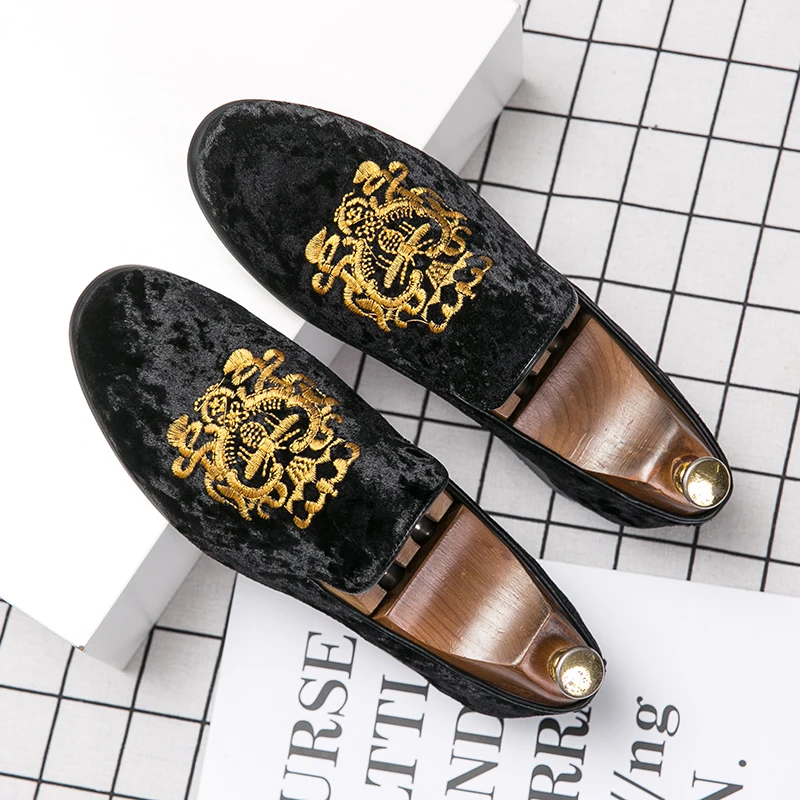 

2023 Wedding Dress Shoes Casual Men Loafers New Big Size Lazy Peas shoes Embroidery Moccasins Shoes Suede Leather shoes Zapatos