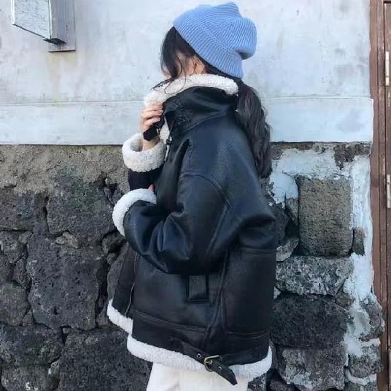 Куртка женская зимняя из овечьей шерсти с воротником-стойкой и карманами |