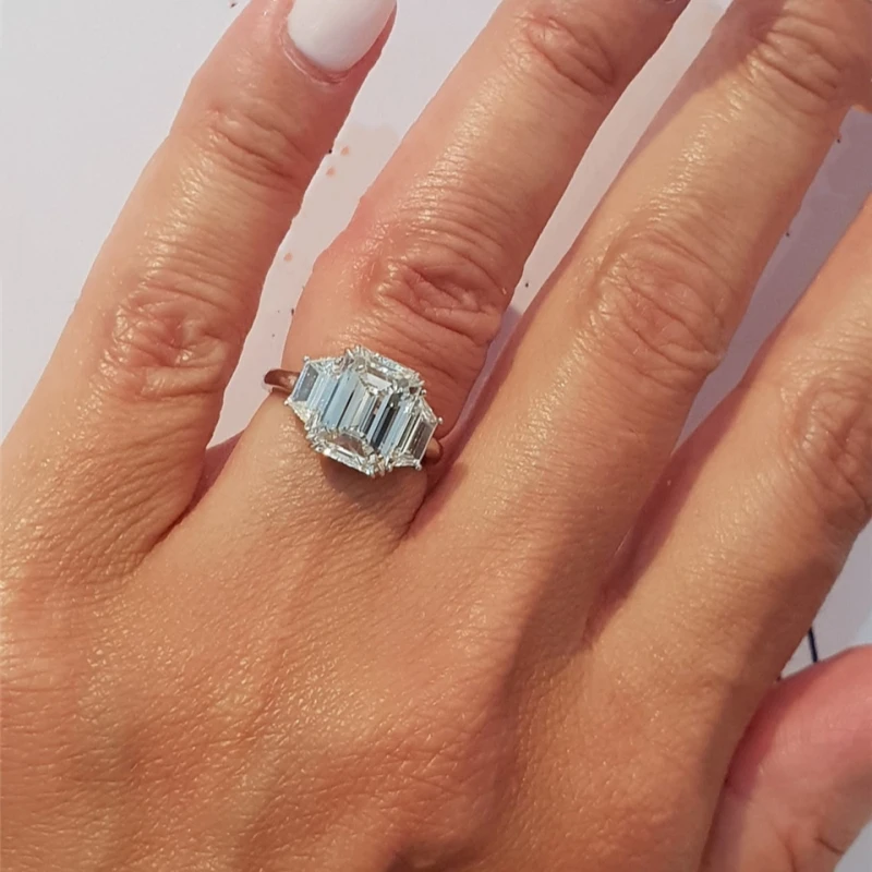 Кольцо обручальное с муассанитом женское кольцо из белого золота изумрудной