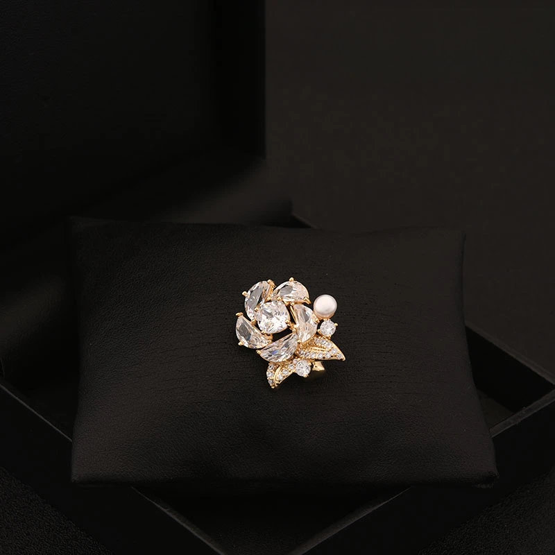 Rose Crystal Brooch Neckline Flower Small Collar Pin for Women Suit High-Grade Fashion Clothes Accessories Buckle Jewelry Gifts
