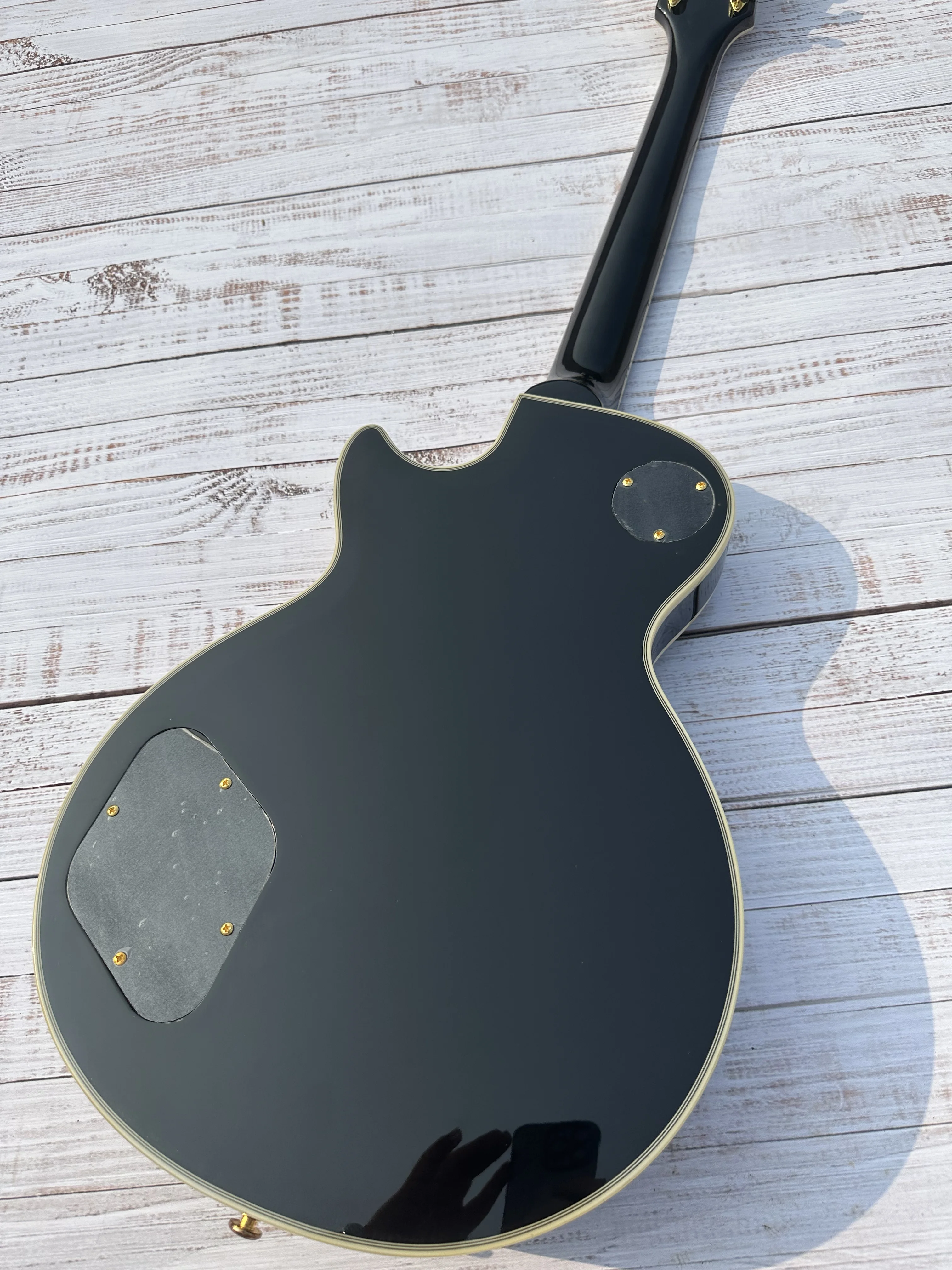 Электрогитара по индивидуальному заказу корпус из черного дерева с цветком