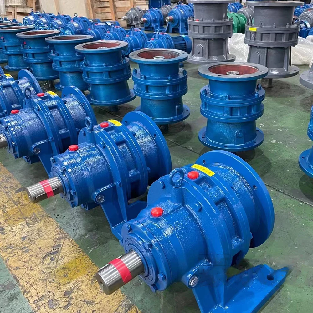 Трехфазный асинхронный электродвигатель с редуктором двигатель напряжения 220 В