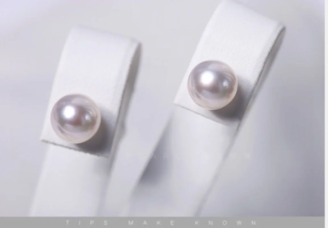 Classic 8-9mm South Sea Round White Pearl Stud Earring 18k