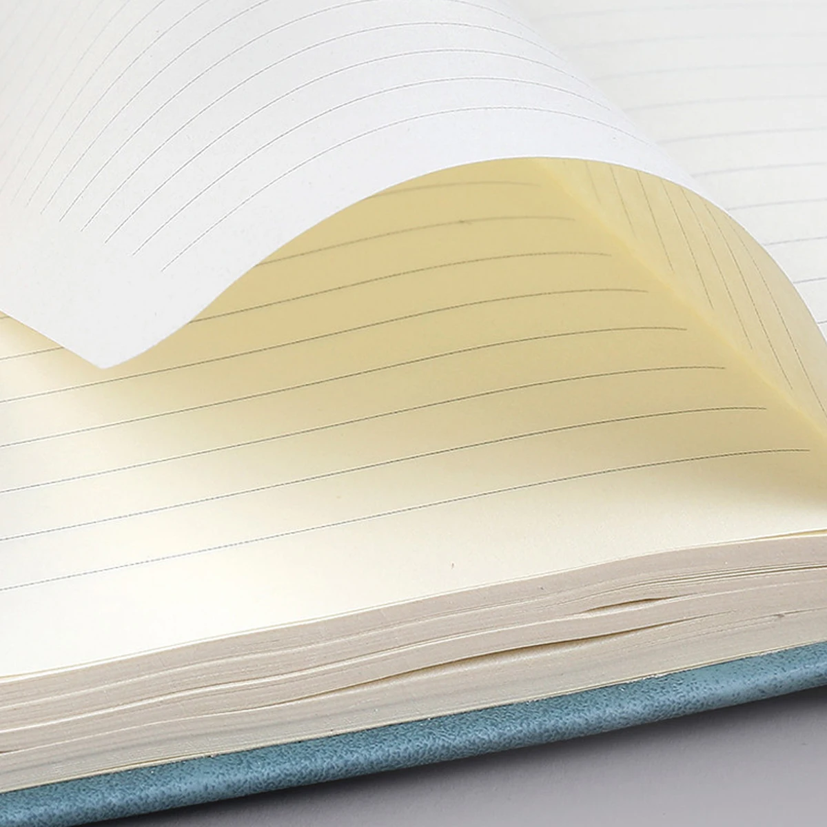 Карманный мини-блокнот A7 в линейку с держателем для ручек 100 листов/200 страниц