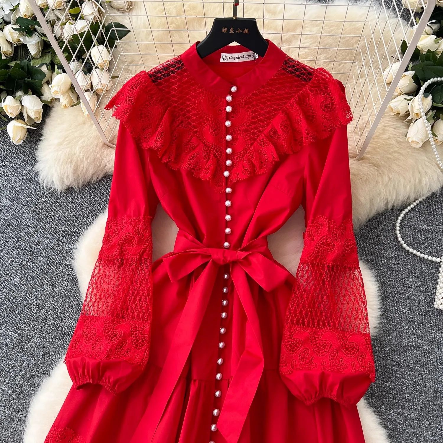 Женское модельное платье составного кроя Красное длинное с оборками и цветочной