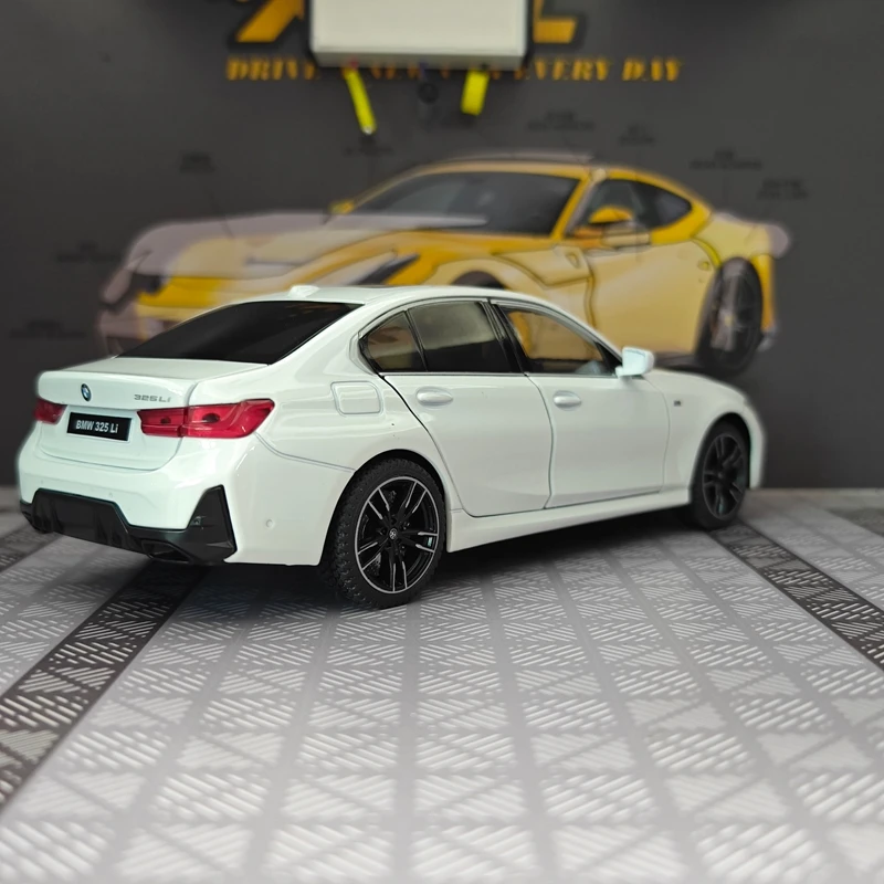 Фото Модель автомобиля BMW 3 серии 325li из сплава, масштаб 1:24, с открывающимися дверями, звуковыми и световыми эффектами, подарок. №3