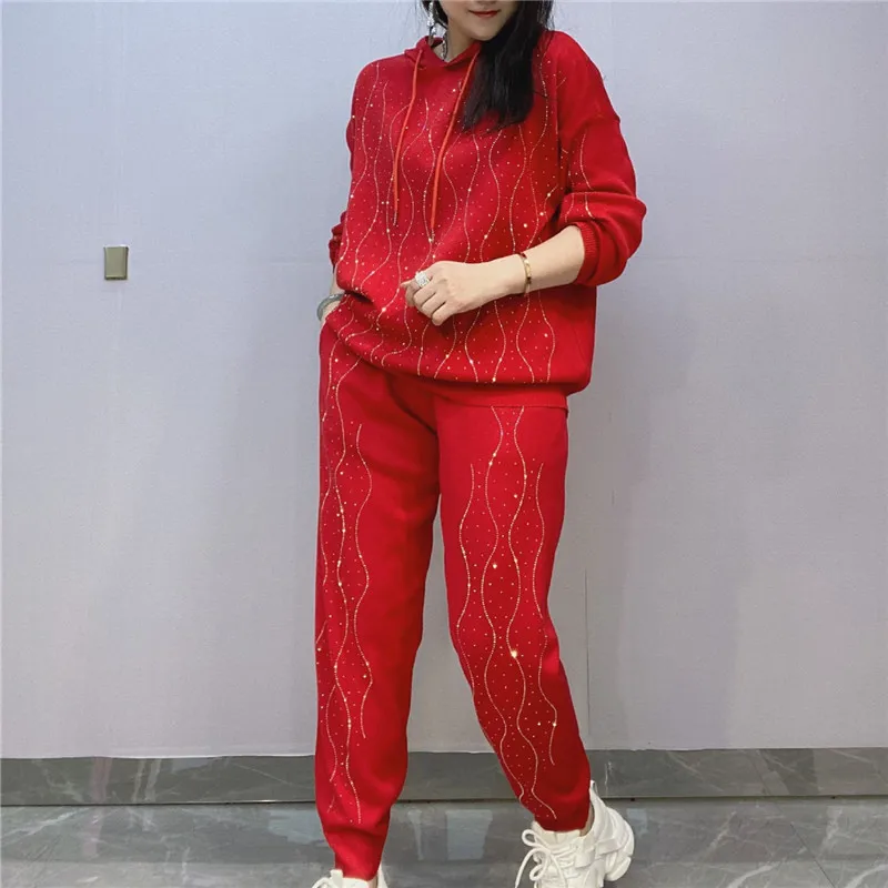 Модный вязаный спортивный костюм с капюшоном и бриллиантами красный черный